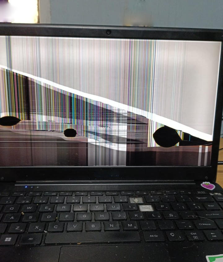 Cambio de pantalla de notebook con display roto