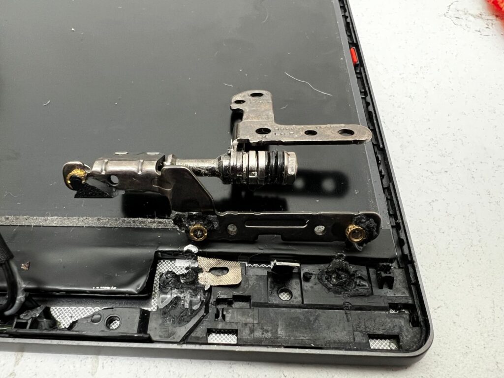 Reparación de bisagra desprendida de notebook